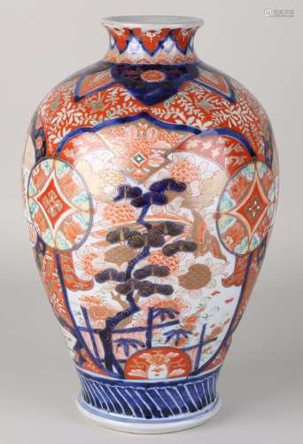 Beautiful large 19th century Imari porcelain vase with