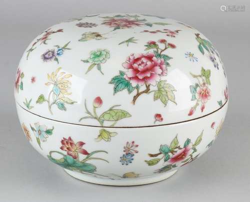 Large old Chinese porcelain Family Rose lid box with