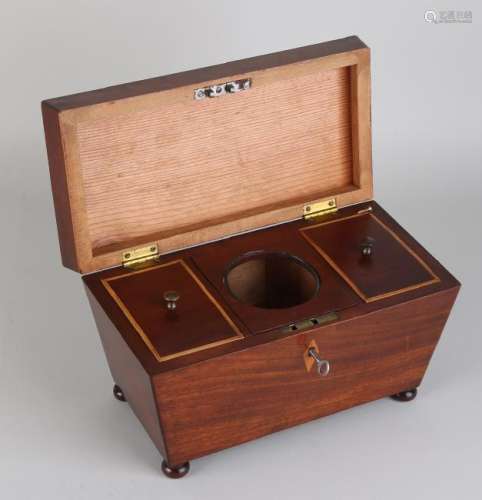 Beautiful early 19th century mahogany tea chest with