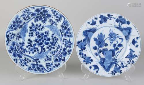 Two 17th - 18th century Chinese porcelain plates. Kang