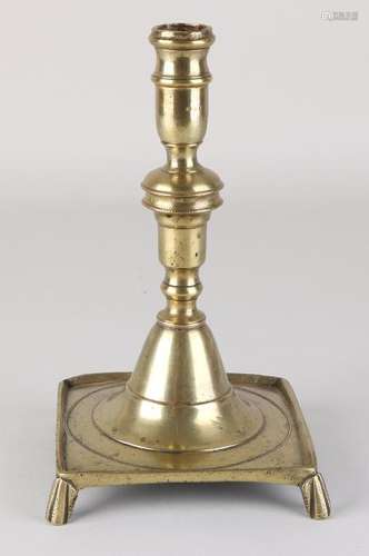 18th century brass candle holder. Dimensions: H 21 cm.