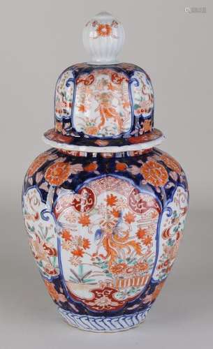 Beautiful 19th century Imari porcelain lid with floral