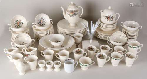 Extensive old Wedgwood ceramic service. Decor Conway