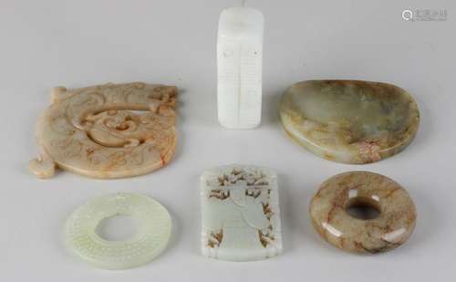 Six parts old / antique Chinese jade items. Amulets et