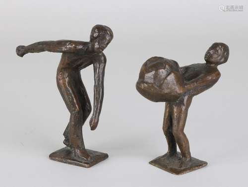 Two bronze statues by Kip - Oldenzaal. Consisting of: