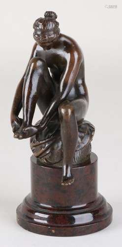 Bronze lady on marble base. Circa 1900. Size: 15.5 cm.