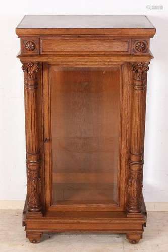 German oak Gründerzeit display cabinet with faceted