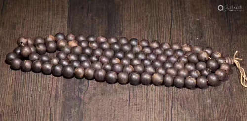 A CHENXIANG WOOD BEAD STRING NECKLACE