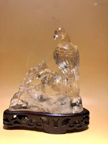 A CRYSTAL CARVED EAGLE SHAPED PENDANT