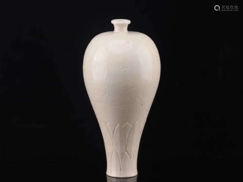 A DING YAO WHITE GLAZE LOTUS PATTERN MEI VASE