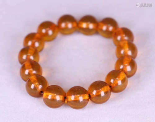 AN OLD AMBER BEADS STRING BRACELET