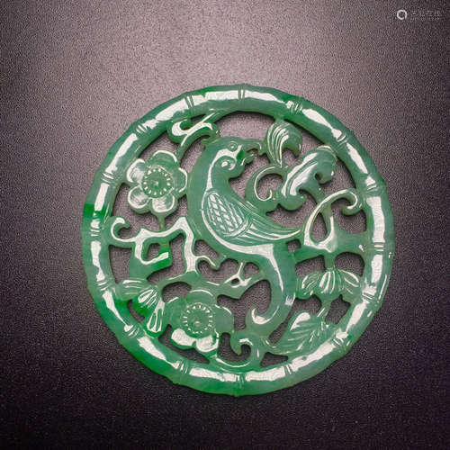 A JADEITE CARVED AUSPICIOUS PATTERN CIRCLE PENDANT