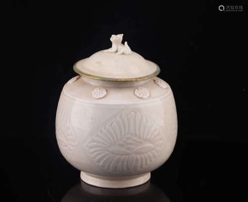 A DING YAO WHITE GLAZE GILD LOTUS PATTERN TEA JAR