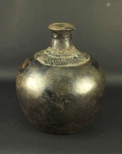 古董刻花陶制水罐