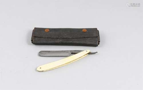 Zwei Rasiermesser im Leder-Etui, England, 1. H. 20.