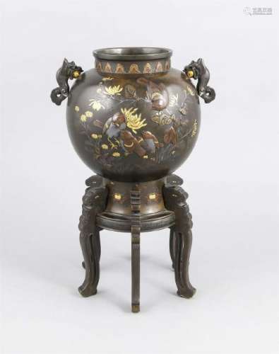 Vase, Japan, um 1900, dunkel patinierte Bronze und