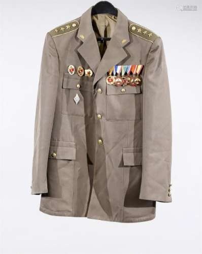 Ungarische Uniformjacke mit militärischen