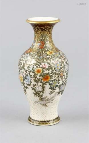 Kleine Satsuma-Vase, Japan, 1. H. 20. Jh., sehr feiner