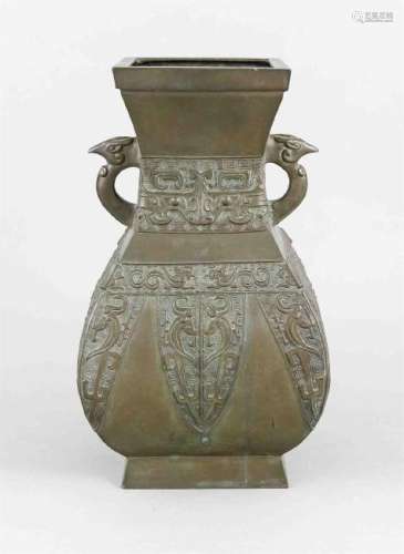 Bronze-Vase, China, 19. Jh., quadratisch-bauchige Form.