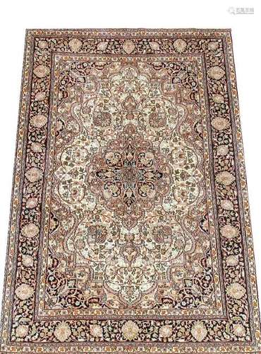 Teppich, 186 x 125 cm  English: Silk carpet, 125 x 187