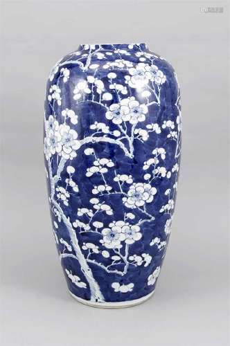 Prunus-Vase, China, Ende 19. Jh., geschulterte Form mit