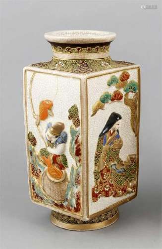 Viereckige Vase, Japan, 1. H. 20. Jh., figürlicher