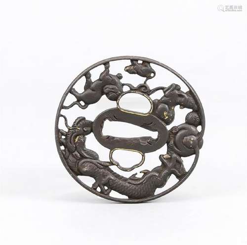 Tsuba, Japan, wohl 19. Jh., Eisen mit Goldtauschierung,