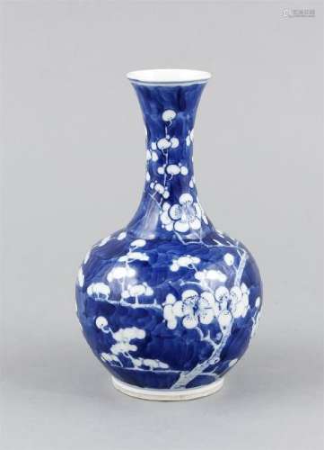 Kleine Prunus-Vase, China, um 1900, weiß-blauer