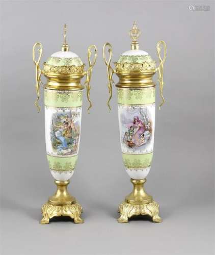 Paar Vasenbeisteller um 1900, schlanker Porzellankorpus