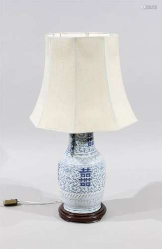 Blau-weiße Vase als Lampenfuß montiert,