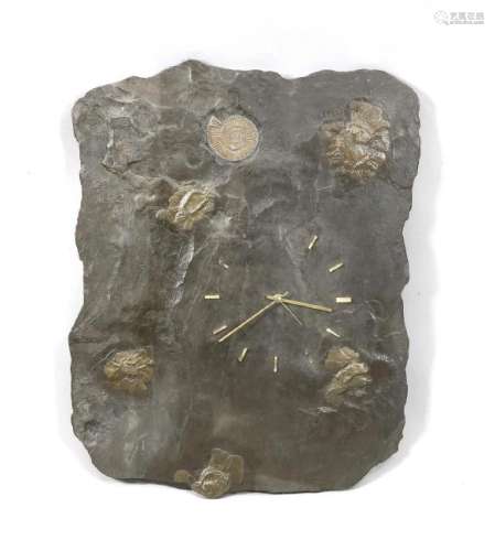 Fossilienplatte mit Ammoniten und Uhr,