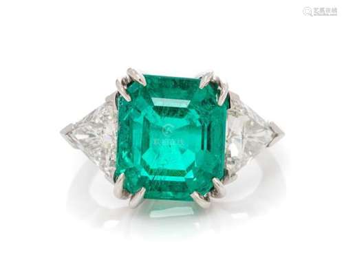 A Platinum, Emerald and Diamond Ring, 4.90 dwts.