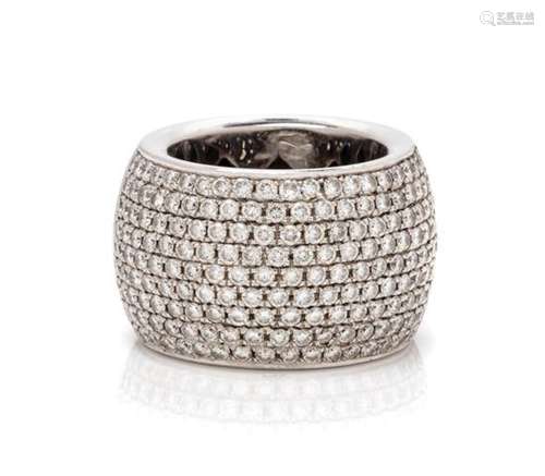 An 18 Karat White Gold and Diamond Pave Ring, 16.00