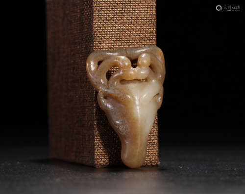 A HETIAN JADE PENDANT WITH SKILLED CARVING
