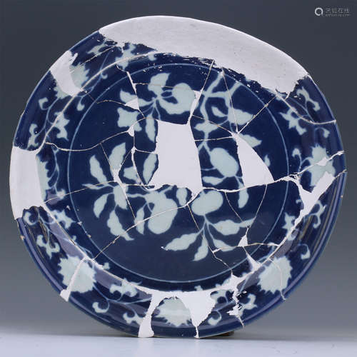 CHINESE PORCELAIN BLUE AND WHITE FLOWER CHARGER