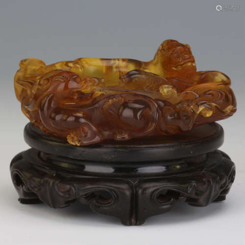 CHINESE AMBER CARVED DRAGON BRUSH WASHER ON ROSEWOOD STAND
