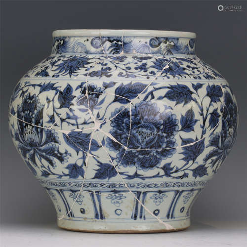 CHINESE PORCELAIN BLUE AND WHITE FLOWER JAR MING DYNASTY