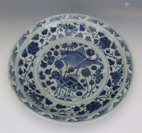 CHINESE PORCELAIN BLUE AND WHITE FISH AND WEED CHARGER