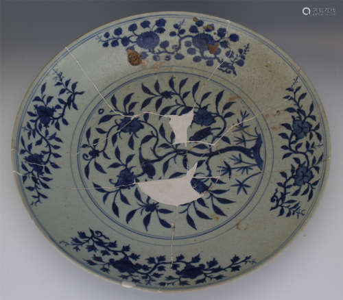 CHINESE PORCELAIN BLUE AND WHITE FLOWER CHARGER MING DYNASTY