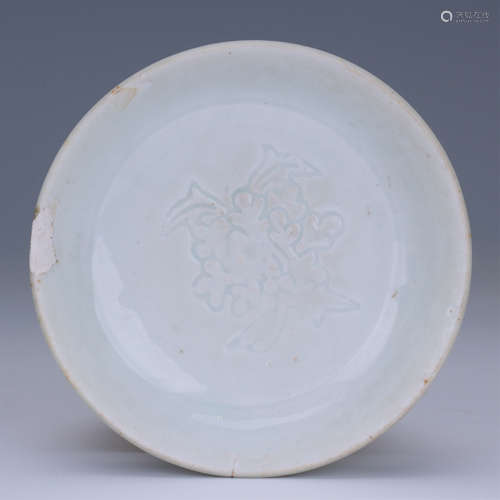 CHINESE PORCELAIN WHITE GLAZE FLOWER ENGRAVED DISH