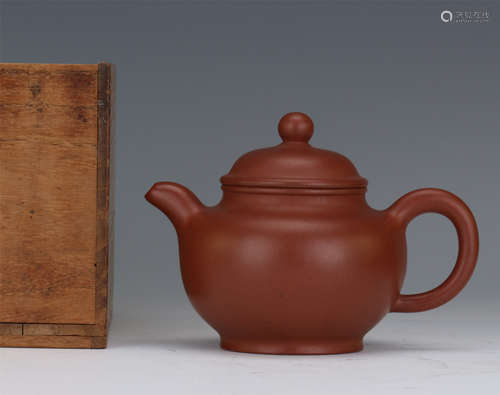 CHINESE YIXING ZISHA CLAY TEA POT