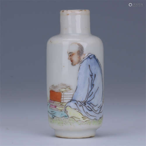 CHINESE PORCELAIN FAMILLE ROSE SEATED LOHAN SNUFF BOTTLE