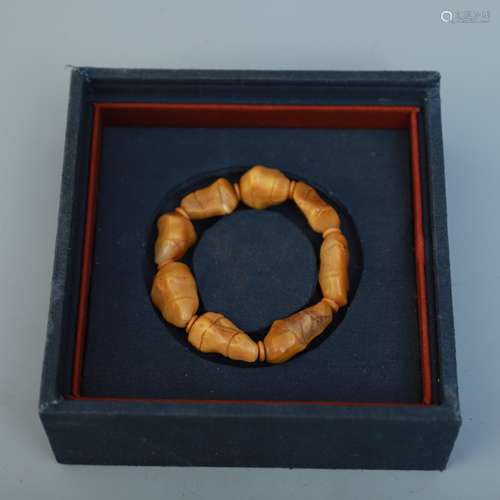 A Chinese Tianhuang Stone Bracelet