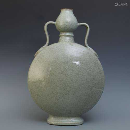 A Chinese Ge-Type Porcelain Moon Flask Vase