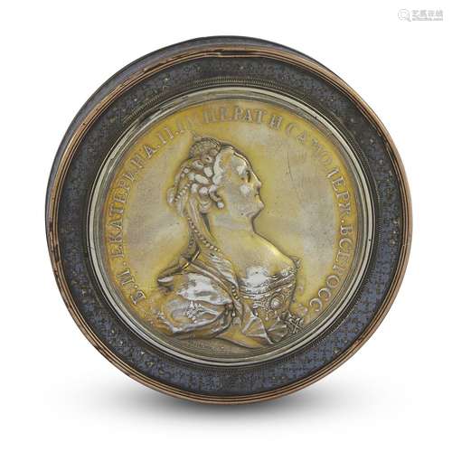 A FINE RUSSIAN MEDAL-SET SILVER, PARCEL-GILT AND NIELLO SNUFFBOX