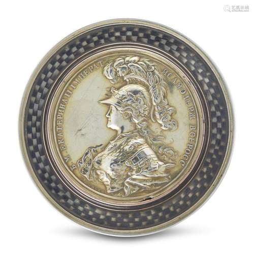 A FINE RUSSIAN MEDAL-SET SILVER, PARCEL-GILT AND NIELLO SNUFFBOX