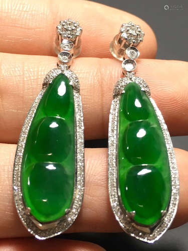 A PAIR OF GREEN JADEITE LUCKY BEAN EARRINGS