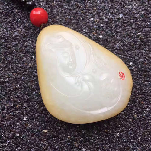 A HETIAN JADE GUANYIN PATTERNED PENDANT