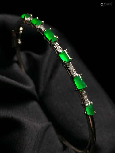 A WELL DESIGNED GREEN JADEITE BRACELET