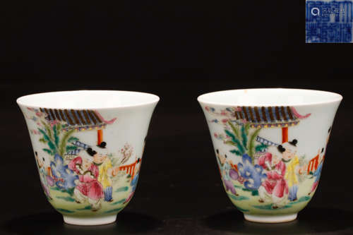 A PAIR OF QIANLONG MARK FAMILLE ROSE PORCELAIN CUPS PAINTED FIGURE